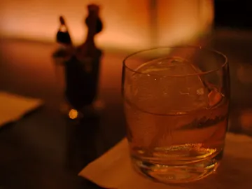 Vaso con bebida alcohólica Vaso con bebida alcohólica