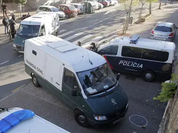 Furgón en el que han legado Alfonso Basterra y Rosario Porto a los juzgados Furgón en el que han legado Alfonso Basterra y Rosario Porto a los juzgados