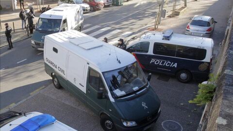 Furg&oacute;n en el que han legado Alfonso Basterra y Rosario Porto a los juzgados