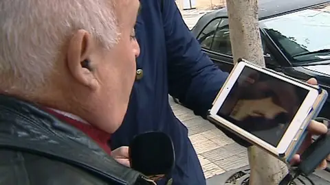 Vecino de Alcásser observando a Ricart Vecino de Alcásser observando a Ricart