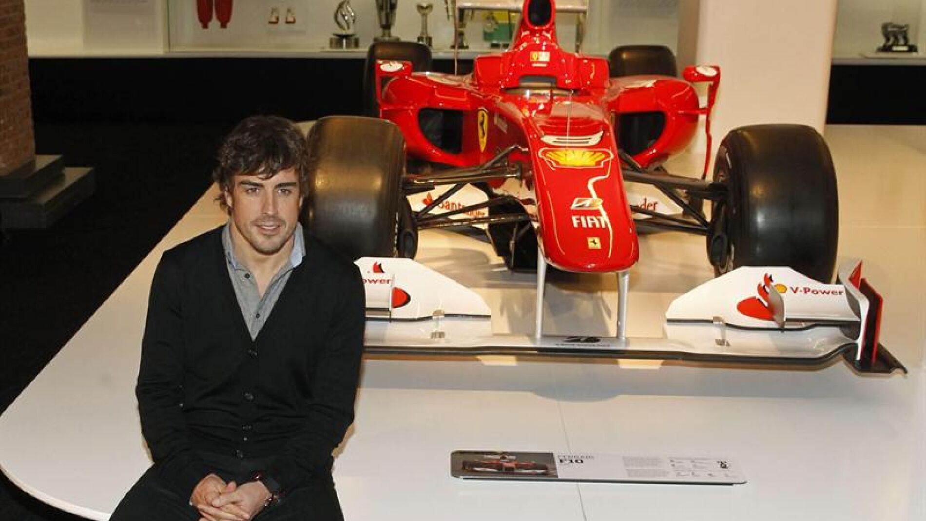 Fernando Alonso posa en su exposici&oacute;n en Madrid.