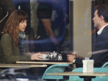 Dakota Johnson y Jamie Dornan en una escena de 'Cincuenta Sombras de Grey'