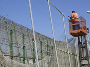 Operarios en la doble valla de Melilla Operarios en la doble valla de Melilla