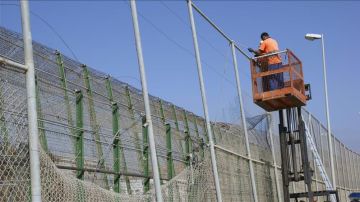 Operarios en la doble valla de Melilla