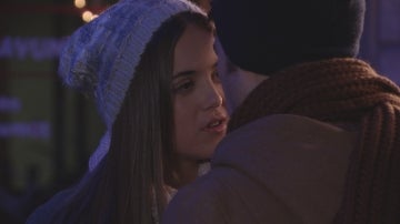 Carlos y Paula están a punto de besarse