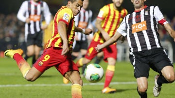 Alexis dispara a puerta ante Mariano Sánchez