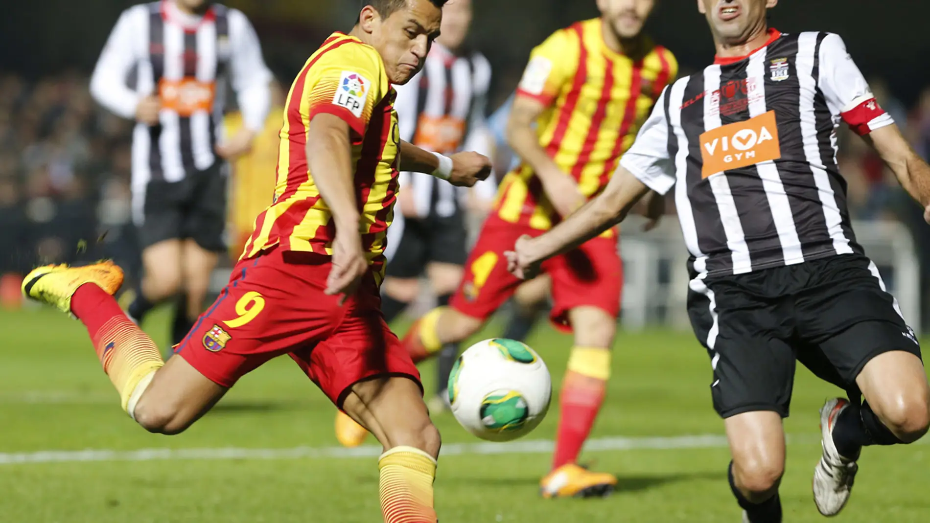 Alexis dispara a puerta ante Mariano Sánchez