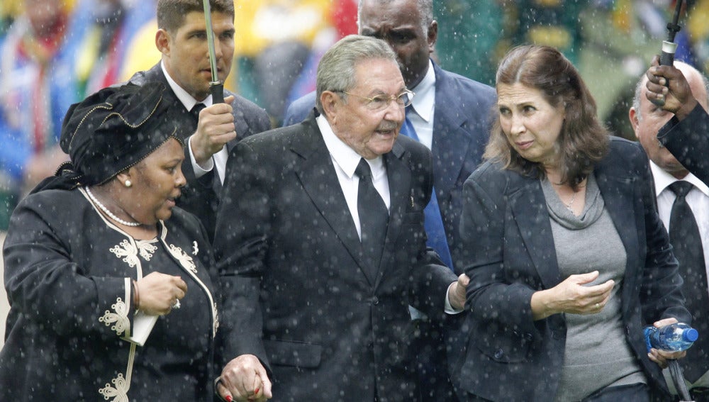Raúl Castro en el funeral de Madiba