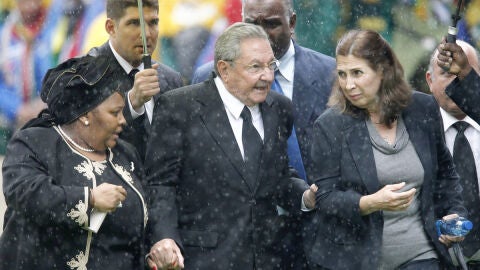 Ra&uacute;l Castro en el funeral de Madiba