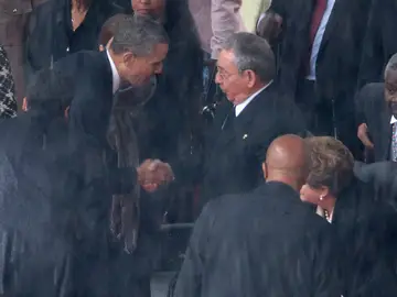 Obama y Raúl Castro se dan la mano Obama y Raúl Castro se dan la mano