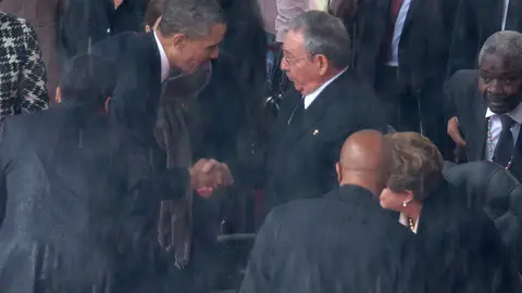 Obama y Raúl Castro se dan la mano Obama y Raúl Castro se dan la mano