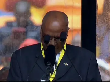 Andrew Mlangeni compañero en la cárcel de Mandela Andrew Mlangeni compañero en la cárcel de Mandela