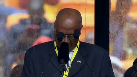Andrew Mlangeni compañero en la cárcel de Mandela Andrew Mlangeni compañero en la cárcel de Mandela