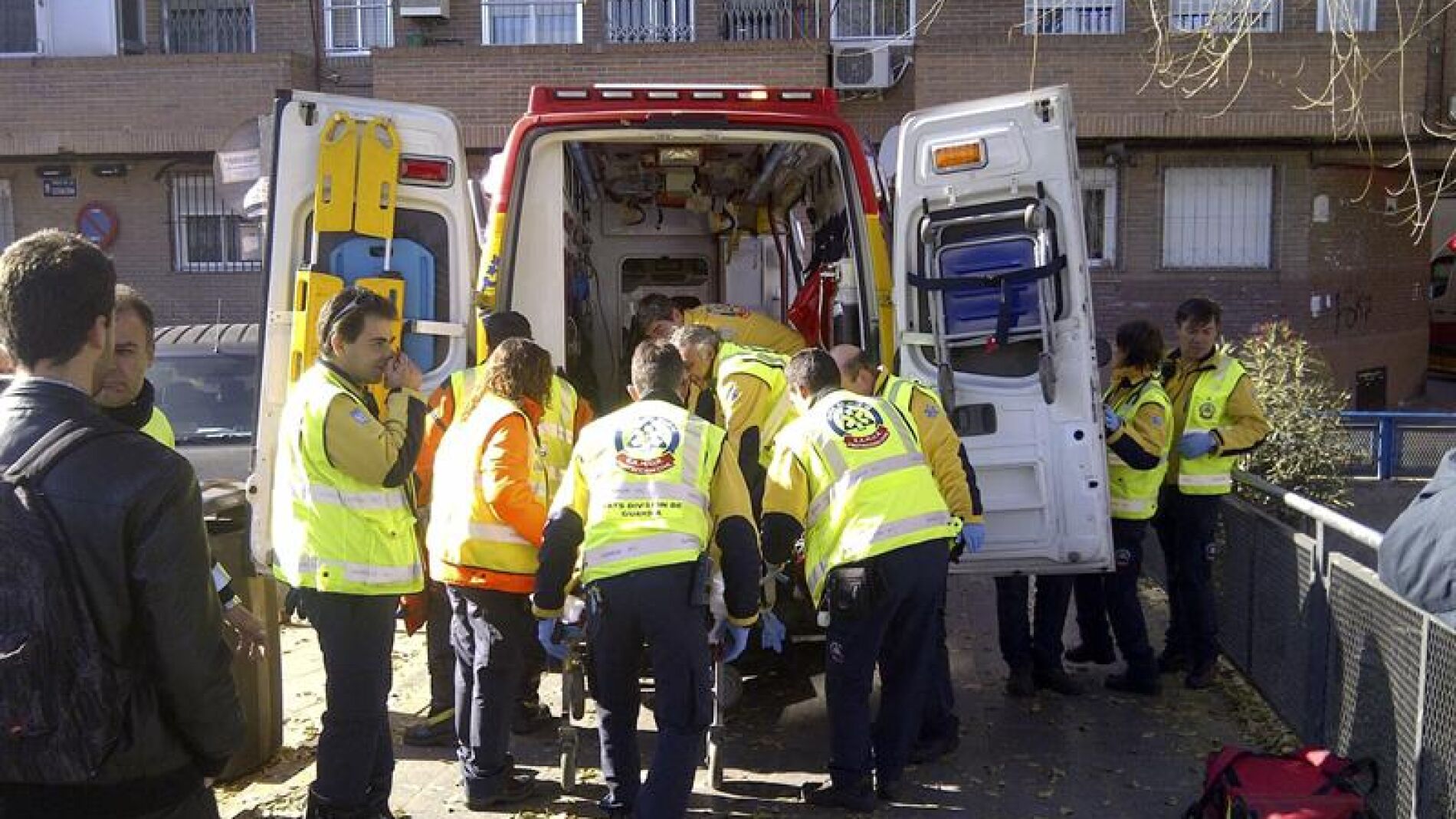 Los servicios sanitarios atienden a la joven arrollada por el tren,