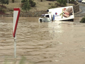 Coches atrapados en las inundaciones Coches atrapados en las inundaciones