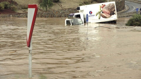 Coches atrapados en las inundaciones