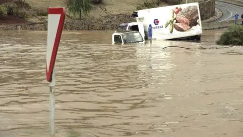 Coches atrapados en las inundaciones Coches atrapados en las inundaciones