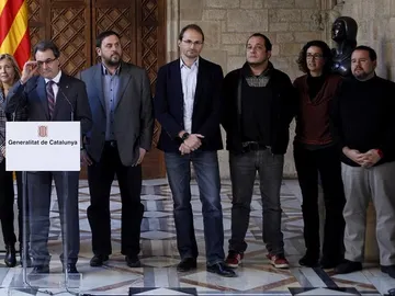 Mas, Junqueras, Herrera, Fernández, Rovira y Mena en el Palau de la Generalitat Mas, Junqueras, Herrera, Fernández, Rovira y Mena en el Palau de la Generalitat