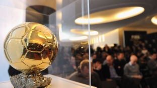 El Bal&oacute;n de Oro, en una rueda de prensa de la FIFA