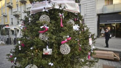 El navideño 'Árbol del Placer', decorado con juguetes sexuales, revoluciona Milán
