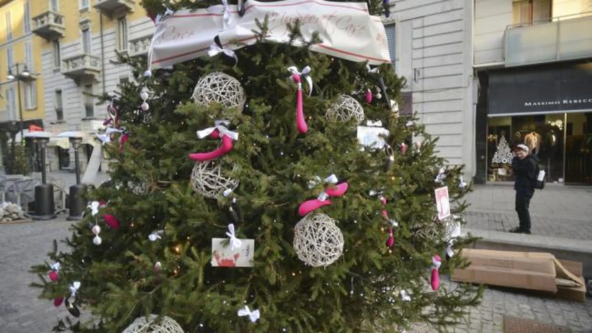 El navideño 'Árbol del Placer' decorado con juguetes sexuales, revoluciona Milán