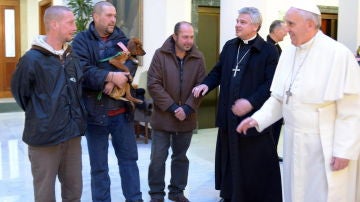 El Papa cumple años invitando a desayunar a cuatro personas sin hogar