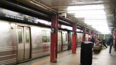 Matan a una mujer empujándola a las vías del metro de Nueva York