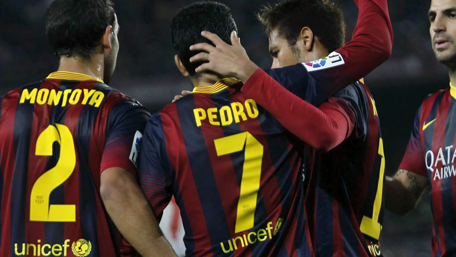 Los jugadores del FC Barcelona felicitan a pedro por su gol