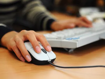 Una persona usa un ordenador Una persona usa un ordenador