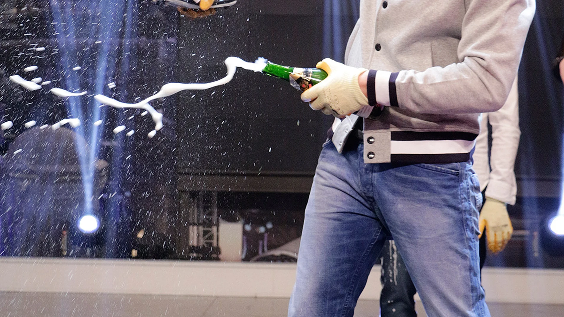 Iker abriendo una botella de champán