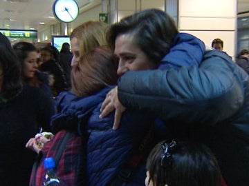 Reencuentro en un aeropuerto por Navidad