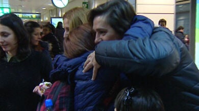 La Navidad llena de emotivos reencuentros los aeropuertos de España