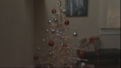 Realizamos un abeto navideño con materiales de bricolaje