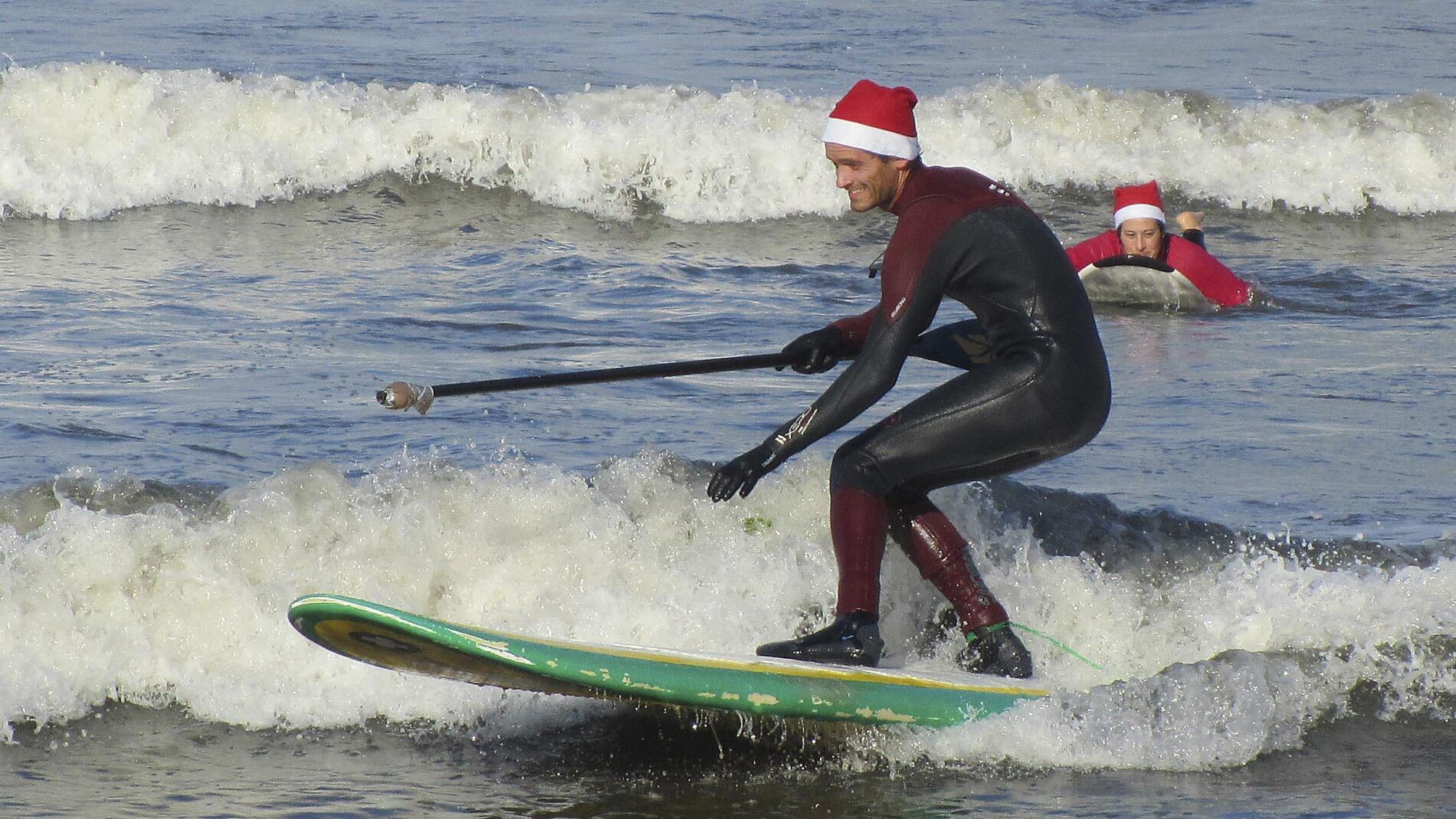 Pap&aacute; Noel cambia el trineo por la tabla de surf en la playa de Ladeira