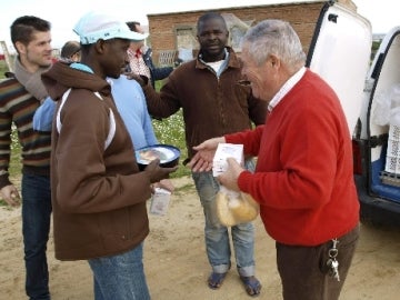 Un empresario cumple rito de llevar cena Nochebuena a campamentos inmigrantes