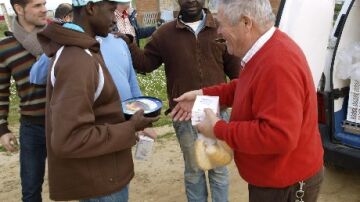 Un empresario cumple rito de llevar cena Nochebuena a campamentos inmigrantes