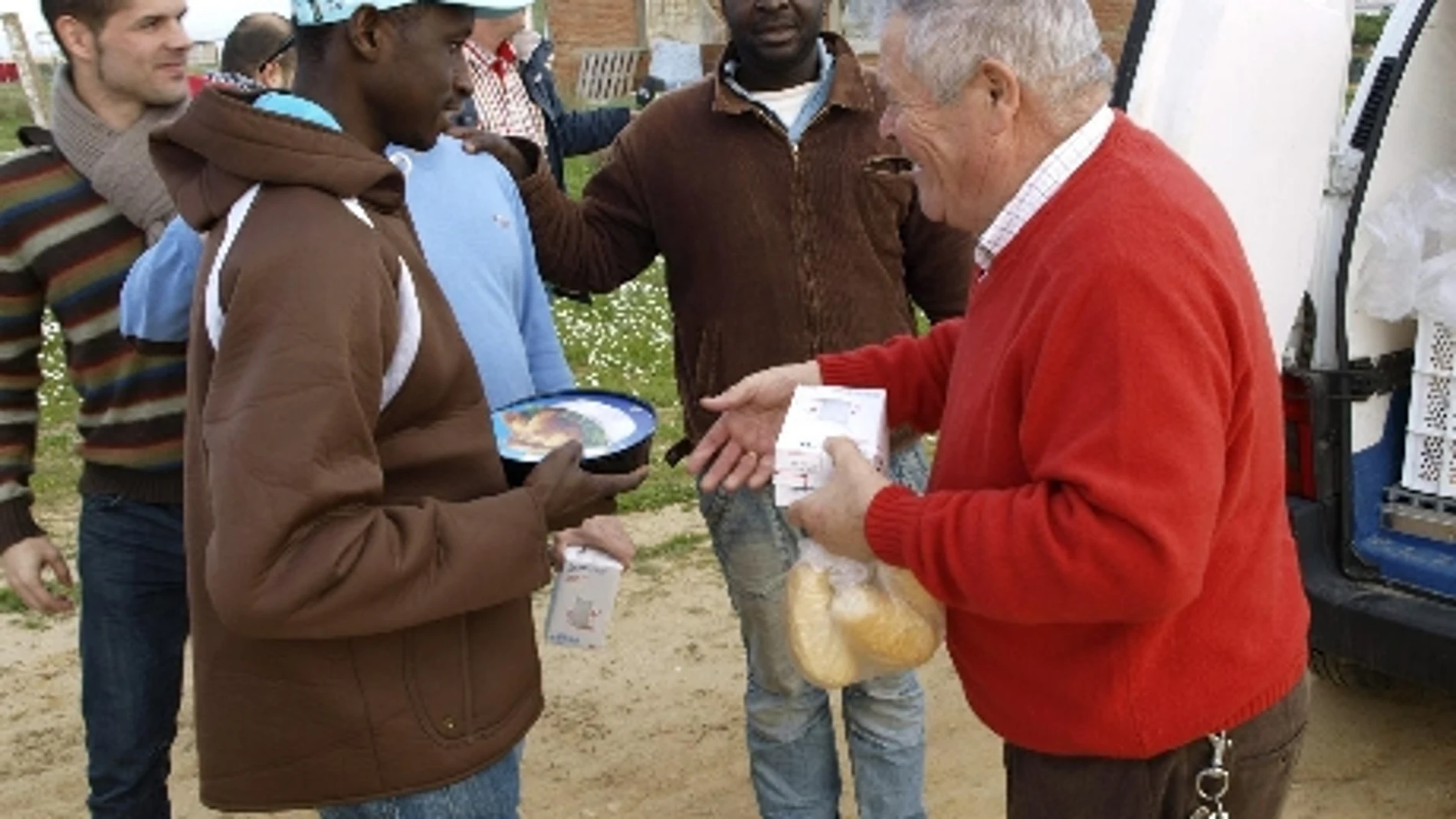 Un empresario cumple rito de llevar cena Nochebuena a campamentos inmigrantes Un empresario cumple rito de llevar cena Nochebuena a campamentos inmigrantes