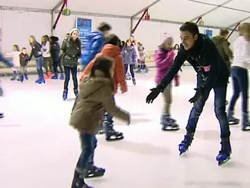 Disfrutando del patinaje sobre hielo Disfrutando del patinaje sobre hielo