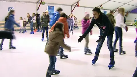 Disfrutando del patinaje sobre hielo Disfrutando del patinaje sobre hielo