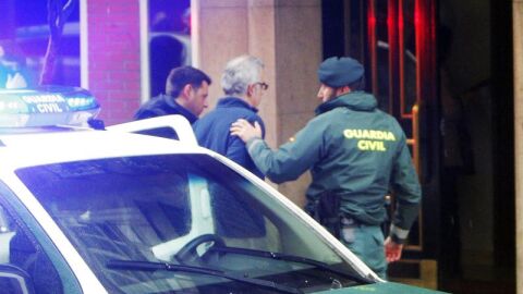 rasladan a Alfonso Basterra a su domicilio para hacer un registro