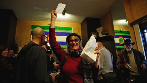 Una mujer celebra la compra de marihuana