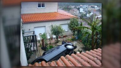 Cae con su coche al patio de una vivienda en Ourense