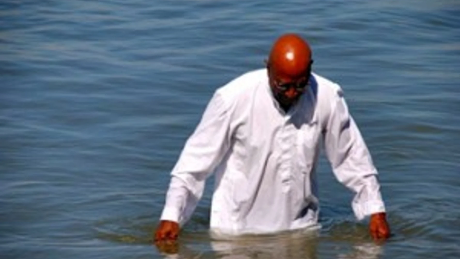 El pastor durante su intento de caminar sobre el agua