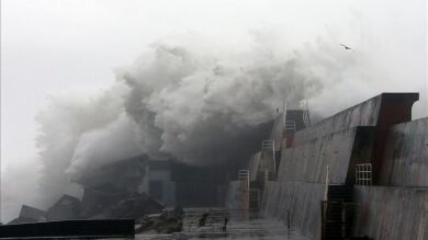 El séptimo temporal con alerta roja en Galicia amarra la flota y desborda paseos