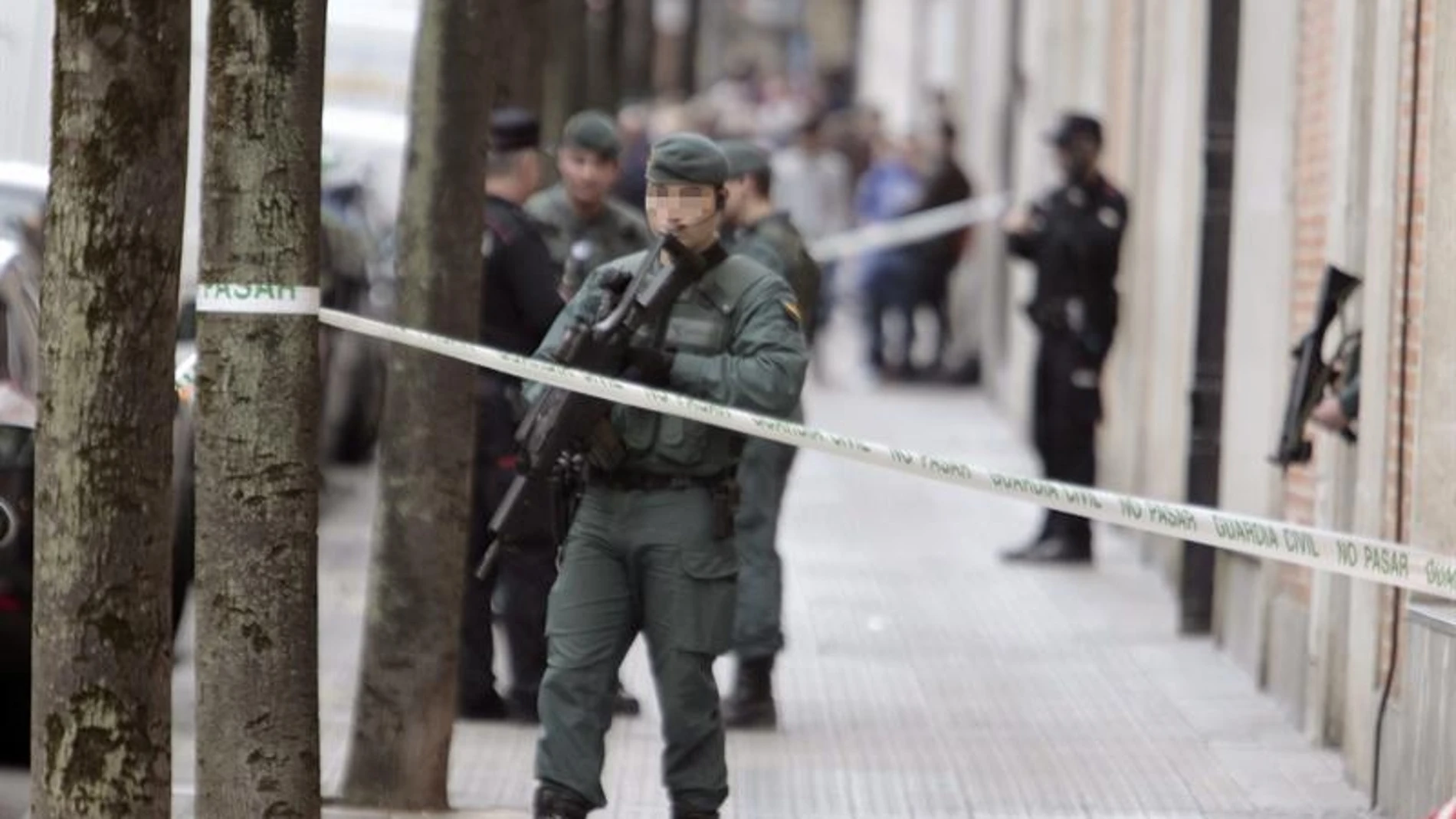 La Guardia Civil registra el edificio de Arantxa Zulueta La Guardia Civil registra el edificio de Arantxa Zulueta