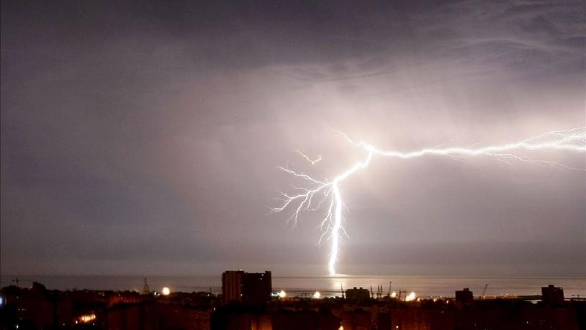 Uno de los rayos ca&iacute;dos sobre Canarias