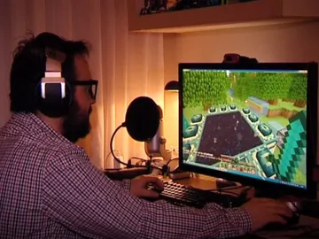 Un Youtuber frente a su ordenador Un Youtuber frente a su ordenador