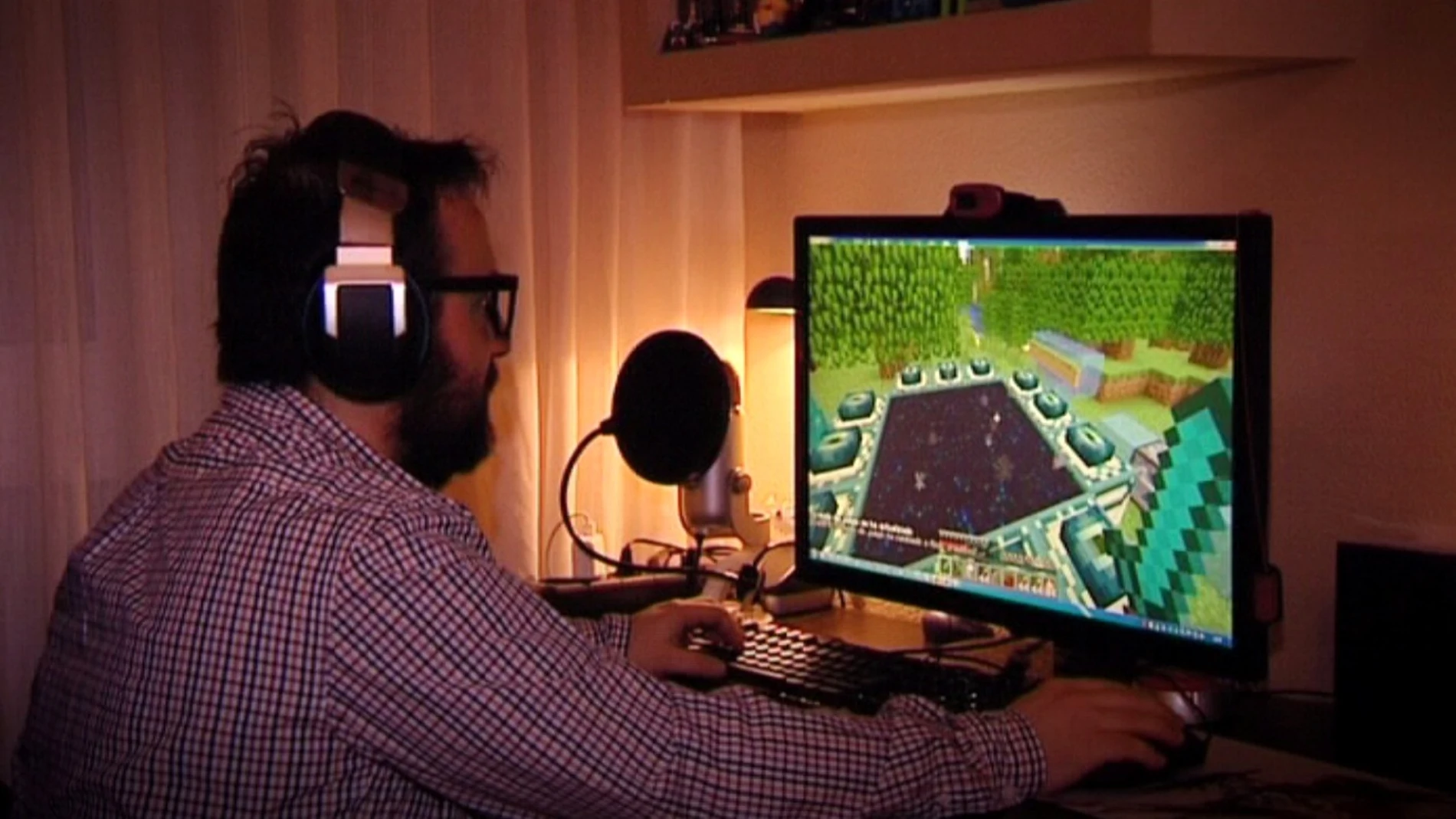 Un Youtuber frente a su ordenador Un Youtuber frente a su ordenador