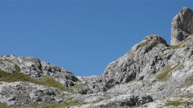 Un montañero muere en Asturias mientras escalaba al sufrir una caída de 60 metros