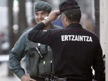 Un agente de la Ertzaintza y uno de la Guardia Civil donde tiene su despacho el senador de EH Bildu Un agente de la Ertzaintza y uno de la Guardia Civil donde tiene su despacho el senador de EH Bildu